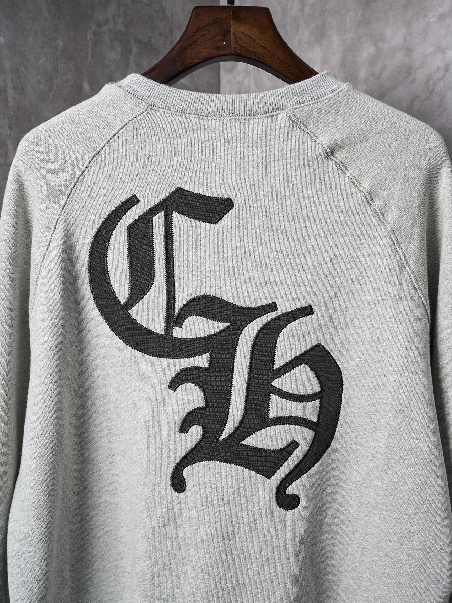 P400 price reduction [actual auction] Chrome Hearts/Ch cross logo patch embroidered round neck sweatshirt [ready in stock] S M L XL custom-made heavy fortress interwoven air cotton, full of texture, thick and solid, based on high-end ash tones, with a beauty that coexists with vicissitudes of life and elegance. With the Chrome Hearts cross patch embroidery decoration on the chest, it becomes the ultimate interpretation of dark gothic style. CH Gothic font is the finishing touch on the back panel. Let the totem become your spiritual thorn point. The logo iron plate sways slightly with the swing of the body, adding a sense of movement and vitality. It is unobtrusive but has an indescribable aura, interpreting the perfect blend of retro and luxury. Process 1: Using imported machine appliqué embroidery technology. Using advanced computer control systems and precision mechanical components, the Chrome Hearts logo appliqué embroidery operation is realized, showing an embroidery effect with both clarity and three-dimensionality. Process 2: The fabrics have been washed. Better feel and texture, not easy to deform, not easy to shrink, not easy to fade, maintain long-term beauty, accessories: customized 1:1 CH iron plate, customized 1:1 CH trademark, version: loose version, size: S M L XL, style number: CC917-B20